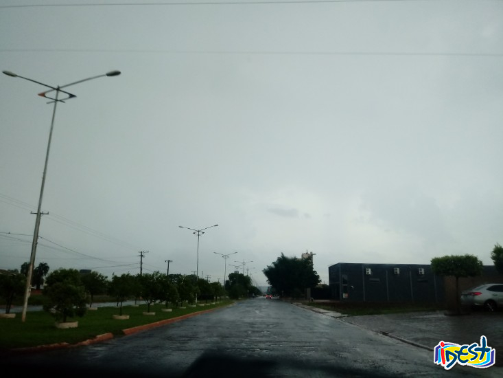 V Spera De Natal Sol Entre Nuvens E Pancadas Isoladas De Chuva Em